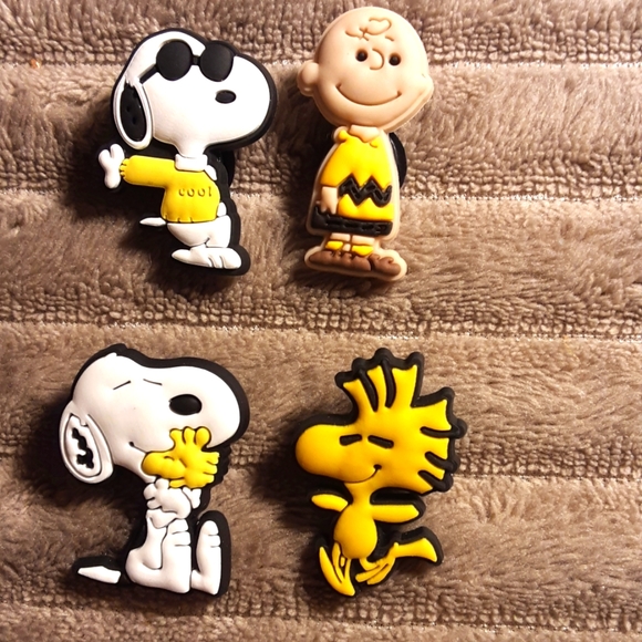 Peanuts Croc Charms Set Of 4 Charlie Brown Jibbitz - Picture 1 of 2